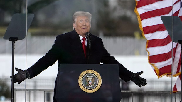 US-Präsident Trump am 06.01.2020 bei einer Rede vor dem Weißen Haus in Washington. Seine Anhänger stürmen kurze Zeit später das Kapitol.