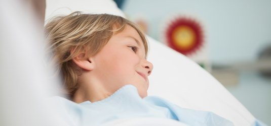 Kind im Krankenbett