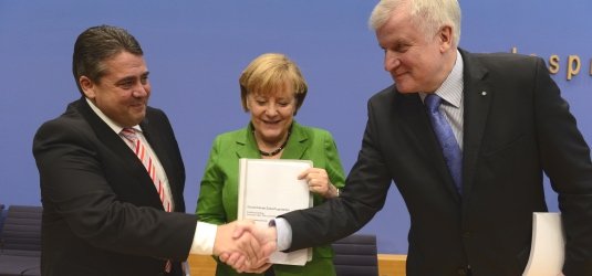 Sigmar Gabriel (SPD), Angela Merkel (CDU) und Horst Seehofer (CSU) präsentieren die Koalitionsvereinbarung (27.11.2013)
