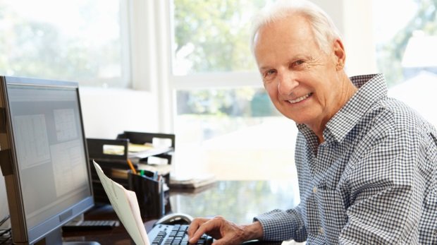 Rentner vor PC