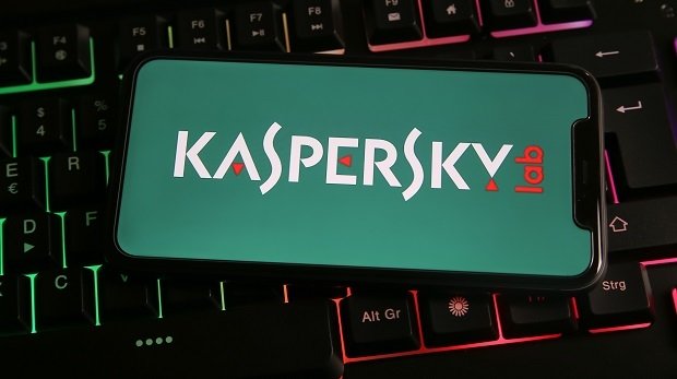 Das Logo des Herstellers Kaspersky auf einem Smartphone