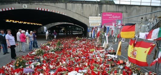 Kerzen und Blumen für die Opfer der Loveparade Duisburg (06.08.2010), Foto: AFP