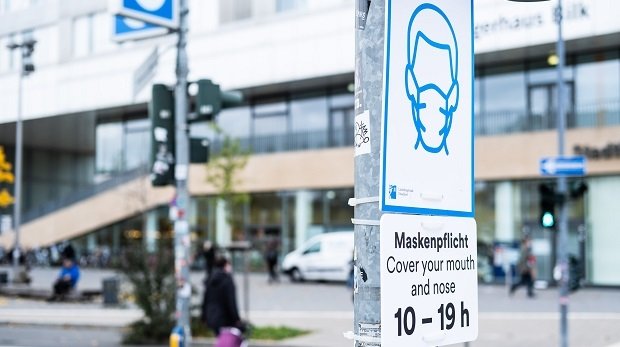 Hinweisschild auf Maskenpflicht im öffentlichen Raum in Düsseldorf