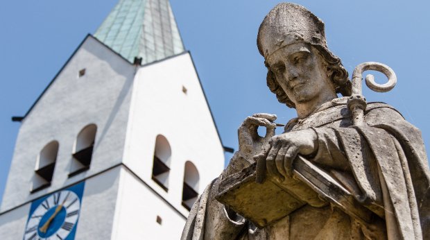 Eine Statue Otto von Freising auf dem Domberg von Freising im Erzbistum München und Freising