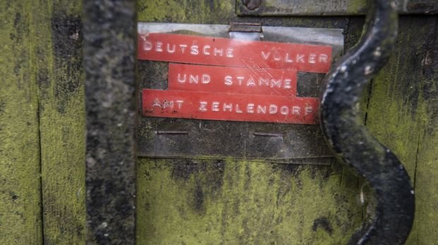 Ein Schild mit der Aufschrift «Geeinte deutsche Völker und Stämme - Amt Zehlendorf» hängt an einem Briefkasten vor einem Wohnhaus, in dem am Donnerstag eine Wohnung durchsucht wurde.