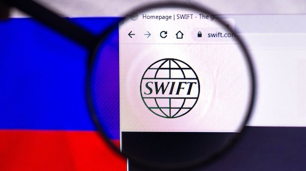 Ein Swift-Logo unter eine Lupe