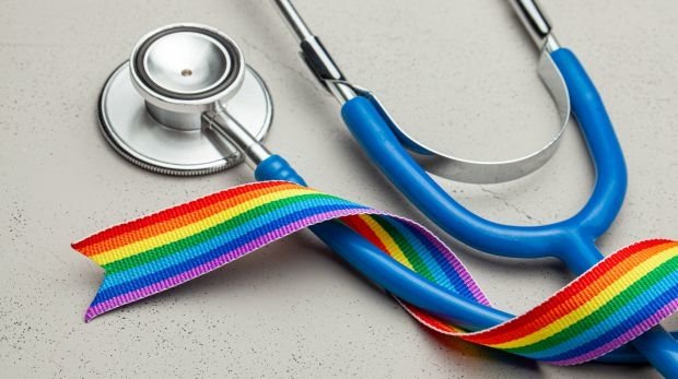 Stethoskop und LGBT-Symbol
