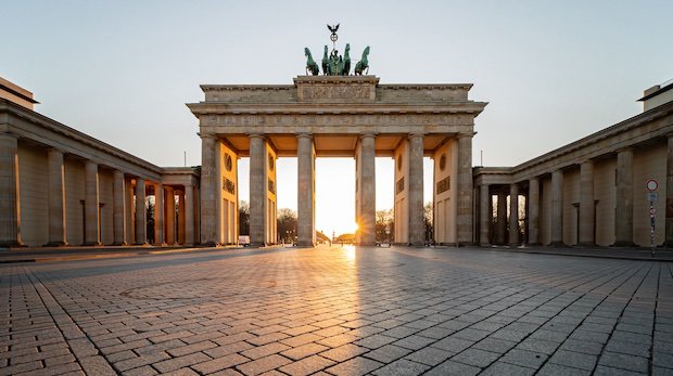 Menschenleerer Platz vor dem Brandenburger Tor in Berlin während des Lockdowns im Frühjahr 2020.