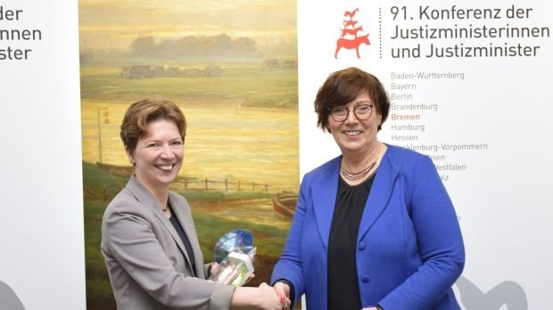 Justizsenatorin Schilling (L) bei der Übergabe des Jumiko-Vorsitz von Sabine Sütterlin-Waack (R) im Januar 2020