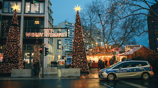 Polizeistreife an einem Berliner Weihnachtsmarkt