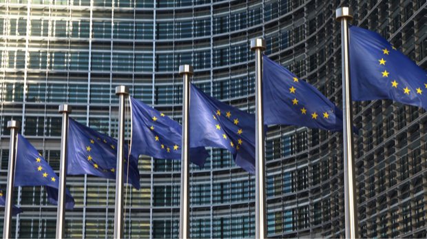 Europafahnen vor der EU-Kommission in Brüssel