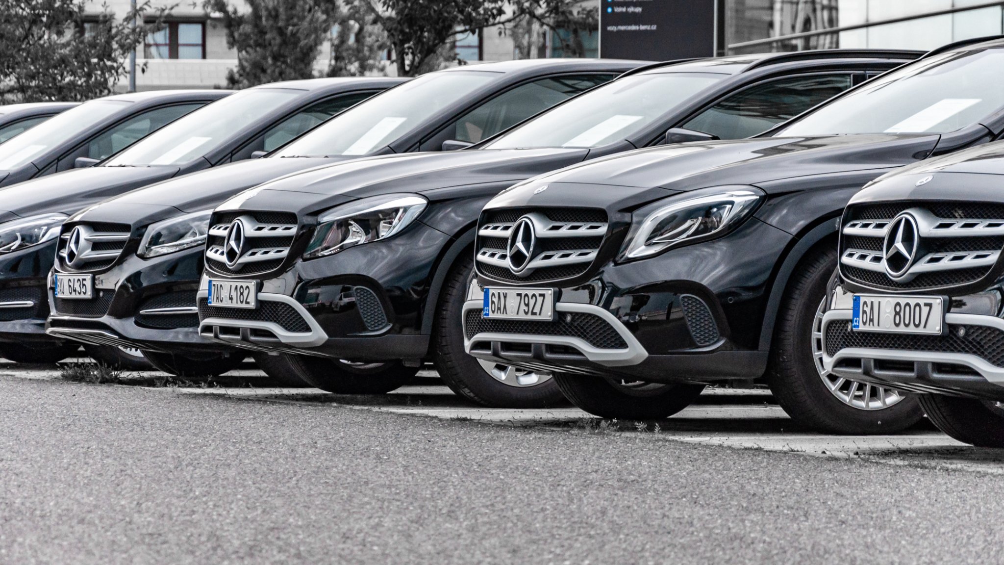 Mercedes-Fahrzeuge vor einem Autohaus zum Verkauf