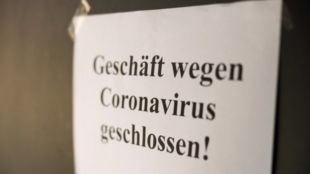 Schild, das über Schließung wegen des Coronavirus' informiert.
