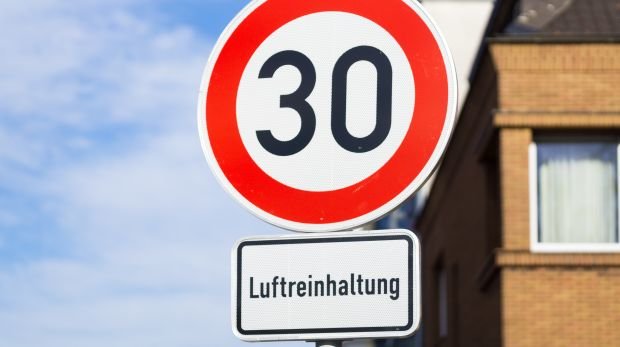 30er-Zone mit Schild "Luftreinhaltung"