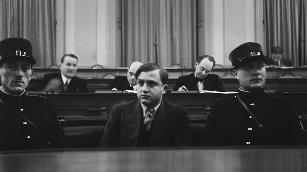 David Frankfurter (Mitte) bei seinem Prozess in Chur am 10.12.1936