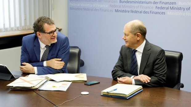 Bundesfinanzminister Olaf Scholz, SPD, und Staatssekretaer Wolfgang Schmidt (L) vor Beginn einer Videokonferenz des IWF. Berlin, 16.04.2020