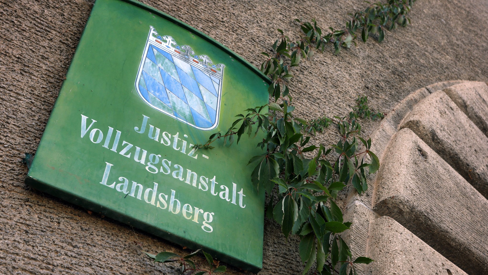 Schild an der JVA Landsberg am Lech