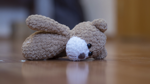 Teddybär liegt auf dem Boden