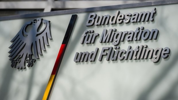 Bundesamt für Migration und Flüchtlinge, aufgenommen am 27.03.2017 während einer Kundgebung des Berliner Bündnis gegen Sammelabschiebungen nach Afghanistan in Berlin.