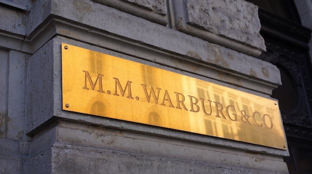 Schild mit Aufschrift "M. M. Warburg & Co" an einer Fassade
