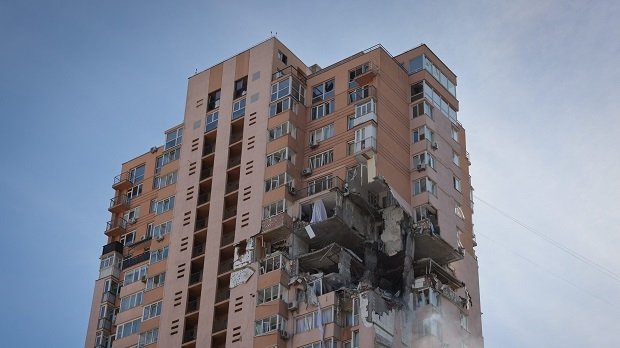 Ein von einer Bombe getroffenes Wohnhaus in Kiew