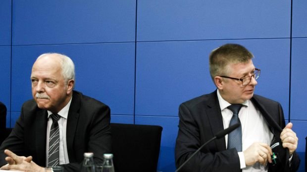 Der Präsident des Bundesamts für Verfassungsschutz, Thomas Haldenwang (r), und Joachim Seeger, Abteilungsleiter Rechtsextremismus beim Verfassungsschutz, sitzen bei einer Pressekonferenz.