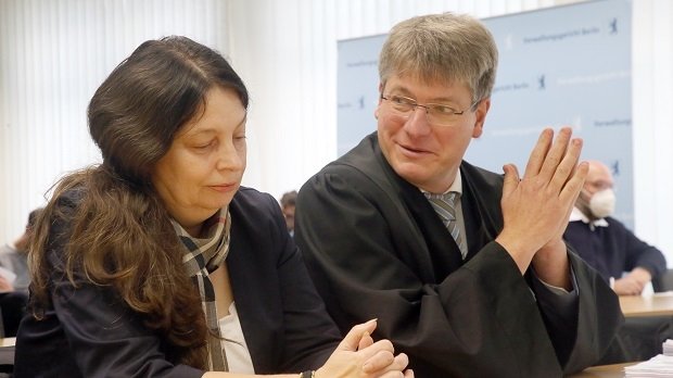 Birgit Malsack-Winkemann, Richterin, und ihr Anwalt Jochen Lober sitzen im Verwaltungsgericht im Saal und warten auf den Beginn der Sitzung.