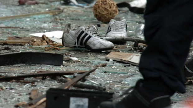 Schuhe liegen am Donnerstag (10.06.2004) zwischen den Scherben an der Explosionsstelle in Köln, hervorgerufen durch einen Bombenanschlag des NSU. Bei der Explosion einer Nagelbombe wurden mehr als 20 Menschen verletzt, einige lebensgefährlich.