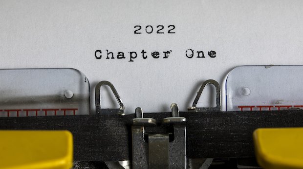 Eine alte Schreibmaschine mit dem getippten Text "2022 Chapter One"