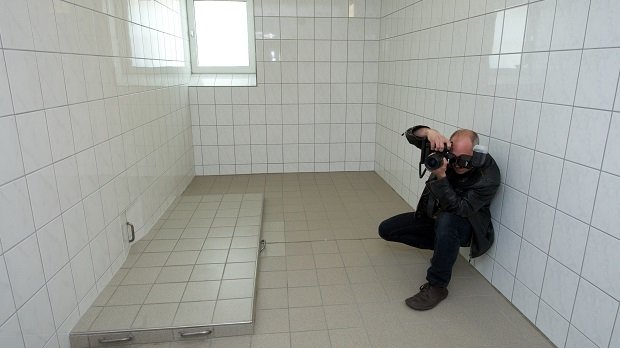 Ein Fotograf dokumentiert die Zelle Nr. 5 im Polizeirevier Dessau-Roßlau am 5.5.2011