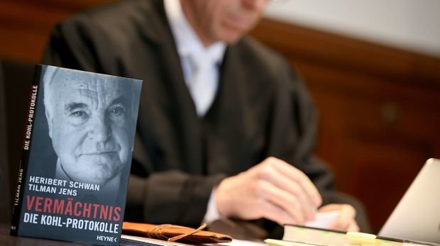 Buch "Vermächtnis: Die Kohl-Protokolle" liegt im Oberlandesgericht Köln auf dem Tisch