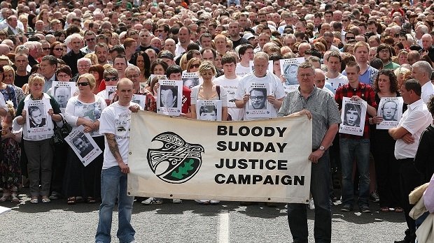Demonstranten am 15. Juni 2010 auf einer Kundgebung anlässlich des irischen Blutsonntags zum Gedenken an die Opfer