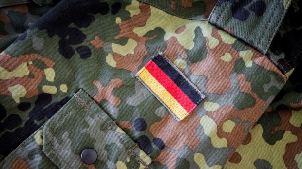 Flecktarn-Parker mit Deutschland-Emblem