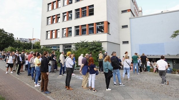 Schlange vor Berliner Wahllokal im September 2021