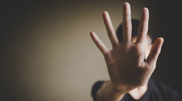 Eine Kinderhand signalisiert "Stopp"