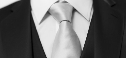 Weiße Krawatte und schwarzer Anzug