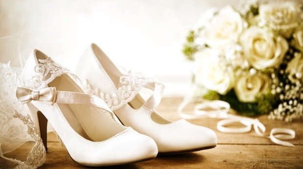 Schuhe und Brautstrauß