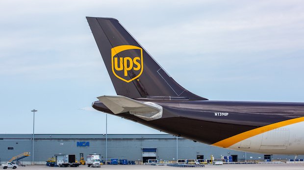 Das Heck eines Flugzeugs aus der Flotte von UPS