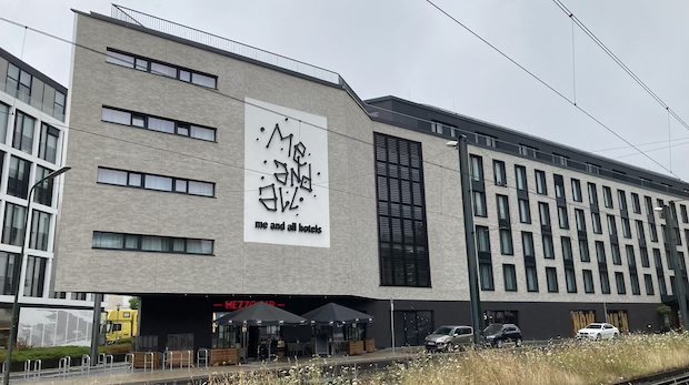 Fassade des "me and all"-Hotels in Düsseldorf-Oberkassel
