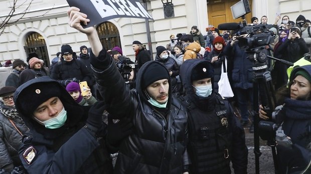 Ein Demonstrant wird vor dem obersten Gericht in Moskau von Polizisten abgeführt.