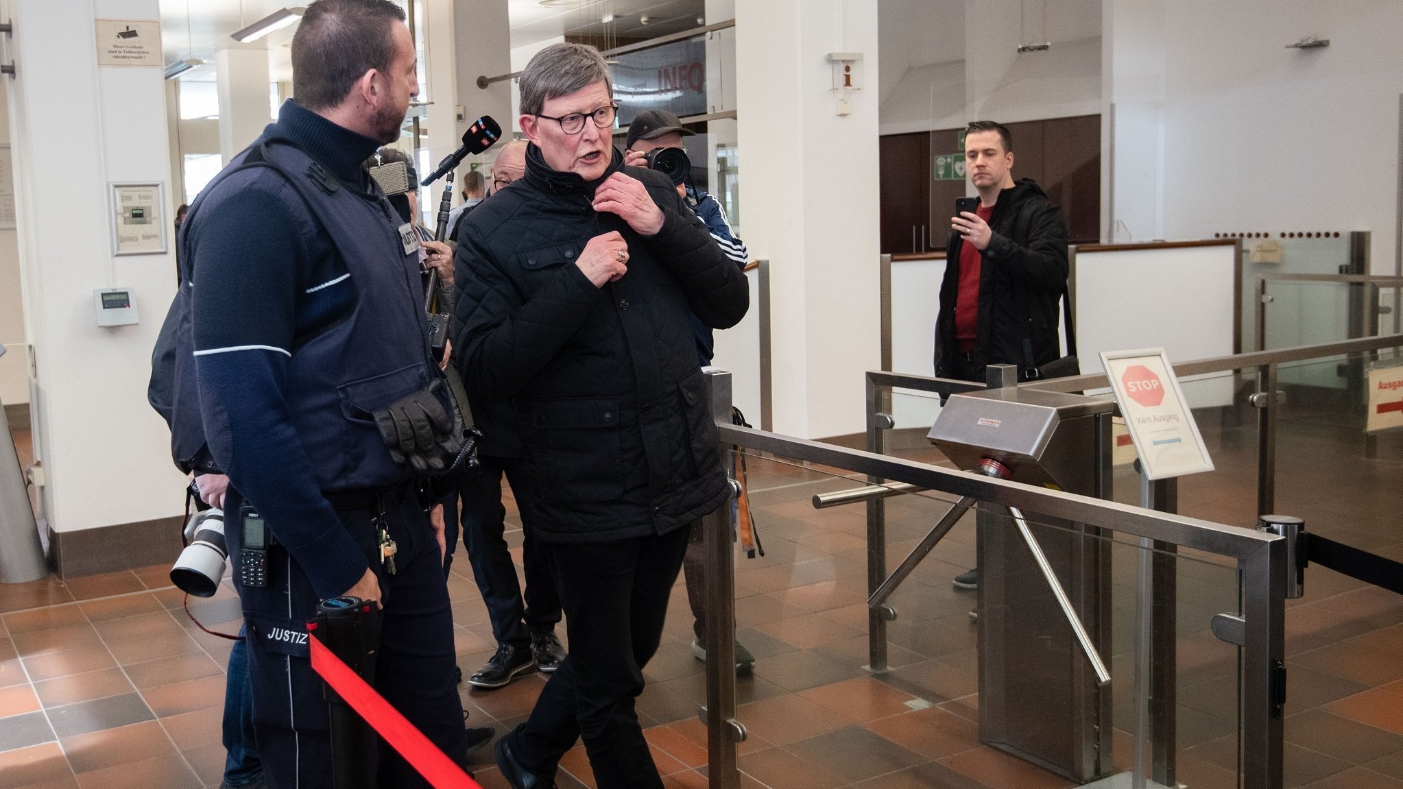 Kardinal Rainer Maria Woelki wird im Foyer des Landgerichts Köln. 28.03.2023