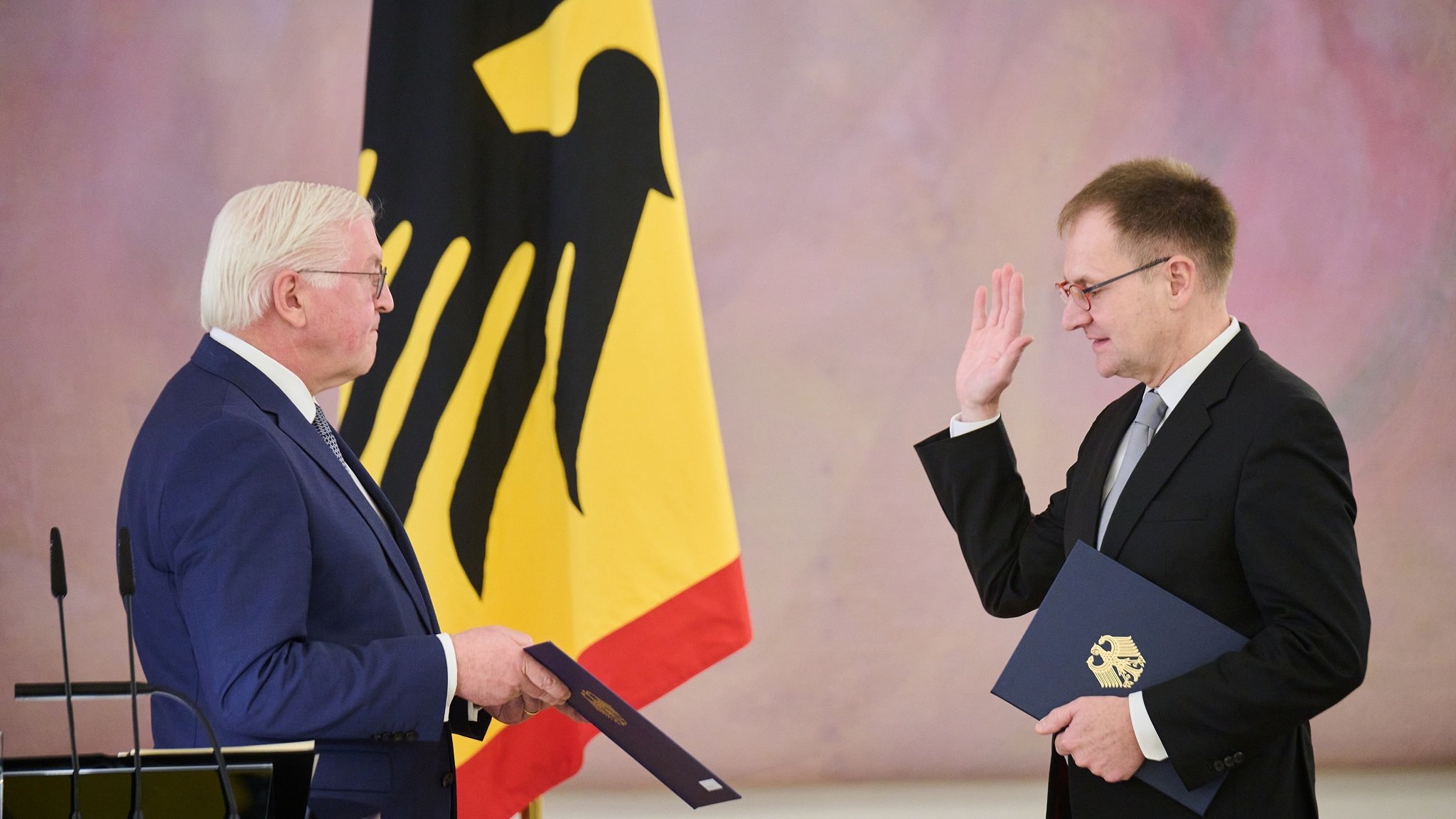 Bundespräsident Frank-Walter Steinmeier vereidigt Peter Frank, Richter des Bundesverfassungsgerichts, im Schloss Bellevue.