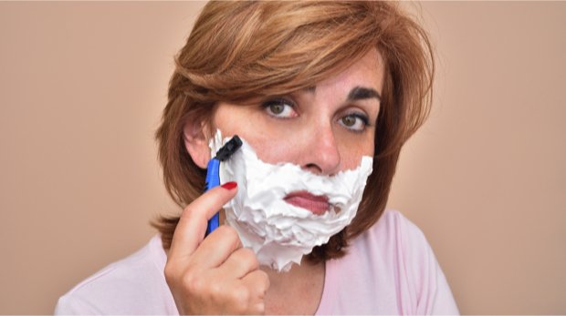 Frau rasiert sich das Gesicht (Symbolbild)