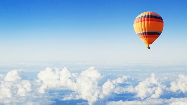 Heißluftballon über Wolken