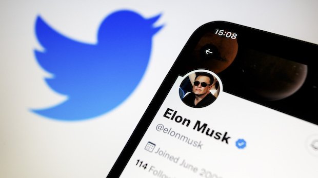 Logo Twitter und ein Smartphone mit dem Twitter-Profil von Elon Musk