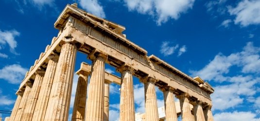 blau-weißer Himmel über griechischen Ruinen