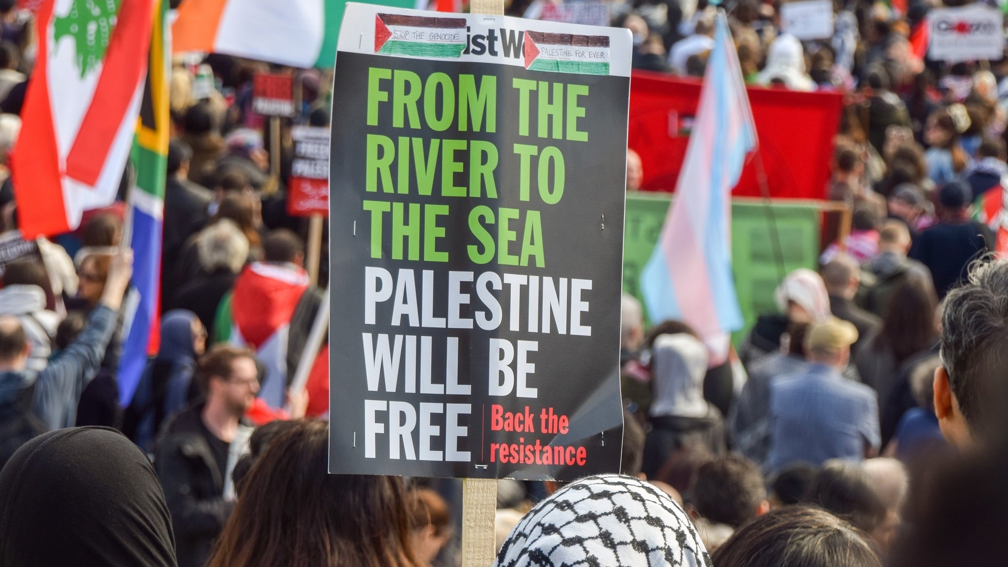 Plakat mit dem Slogan "From the River to the Sea, Palestine will be free"