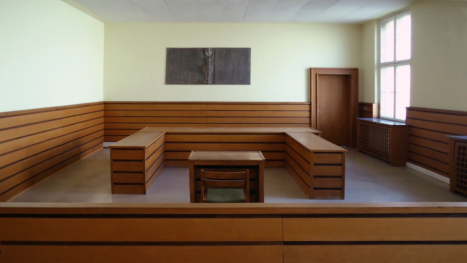 Ein leerer Gerichtssaal