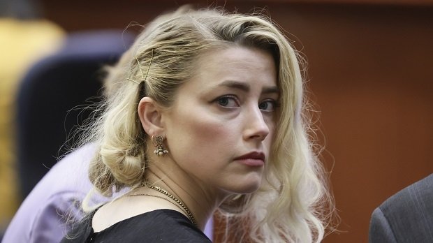 Amber Heard, als sie auf das Urteil des Gerichts wartete.