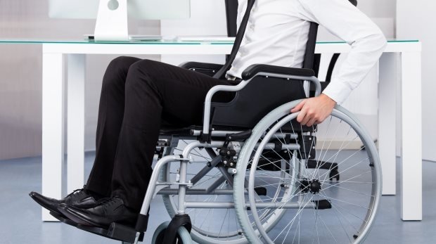 Arbeitnehmer im Rollstuhl